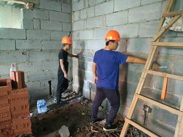 施工員正在勘察監(jiān)控安裝現(xiàn)場