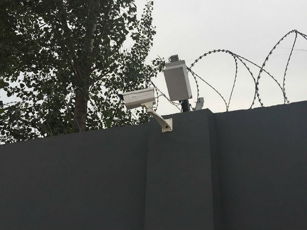 圍墻上安裝的監(jiān)控