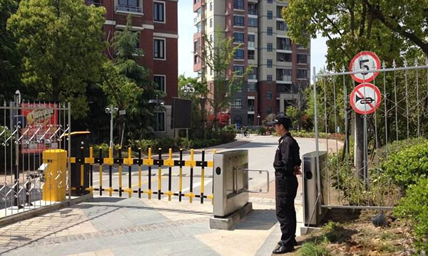 小區(qū)大門安裝門禁系統(tǒng)