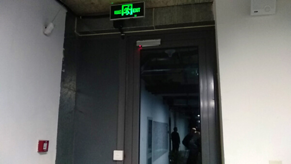 門上安裝的電磁鎖及出門開關(guān)